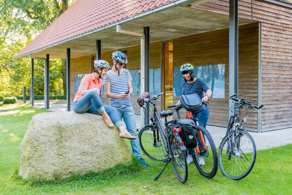 Radfahrer am  Infozentrum © Touristikzentrale Paderborner Land / Martin Hoffmann